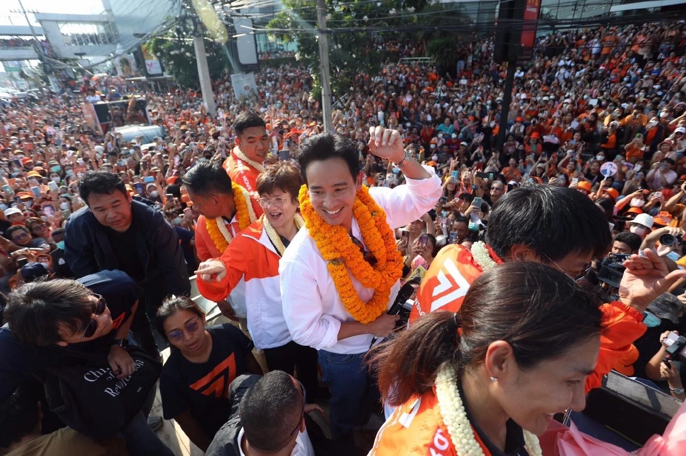 พิธา  ลิ้มเจริญรัตน์  หัวหน้าพรรคก้าวไกล และแคนดิเดตนายกฯ 