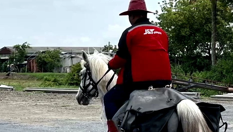 ฮือฮา! หนุ่มใหญ่ขี่ม้าส่งพัสดุ เผย ได้เติมเต็มความฝันวัยเด็ก