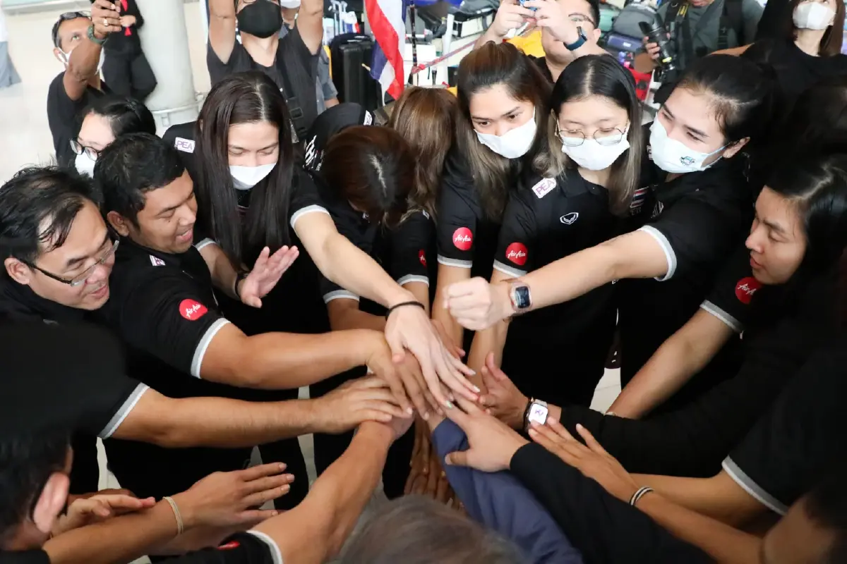 นักตบสาวกลับถึงไทย ก่อนลุยศึก "VNL2023" สนาม 3