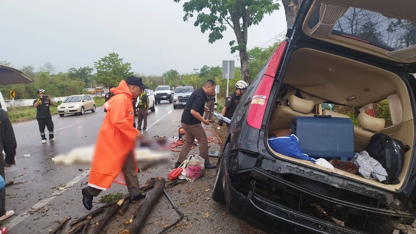 ฝนตกถนนลื่น รถตู้เสียหลักชนต้นไม้ รถพับครึ่งคัน ดับ 3 สาหัส 1