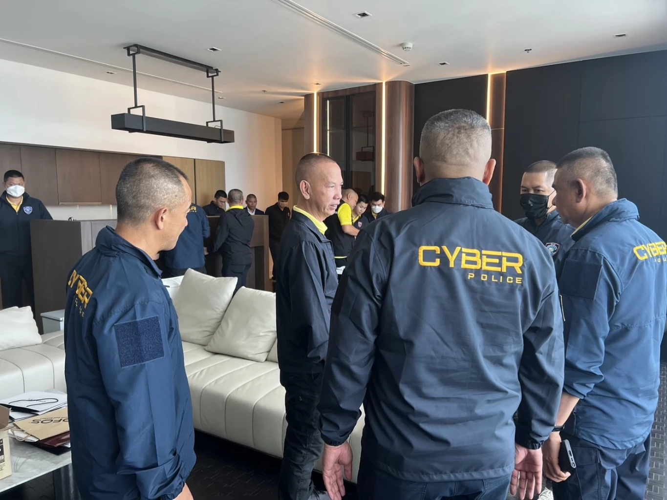 ตร.สอท. ค้นคอนโด-บ้านหรู เครือข่ายจีนแสบหลอกตุ๋นข้ามชาติ เสียหายหมื่นล้าน