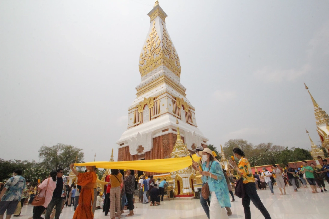ชาวไทย-สปป.ลาว แห่ไหว้ "อุรังคธาตุ" วัดพระธาตุพนม เนื่องในวันวิสาขบูชา