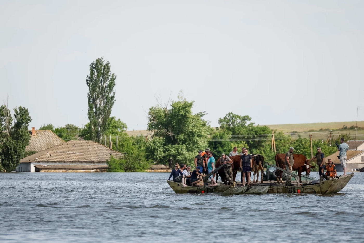 นานาชาติช่วยยูเครนหลังเขื่อนแตก ขณะที่มีโจมตีขัดขวางกู้ภัย