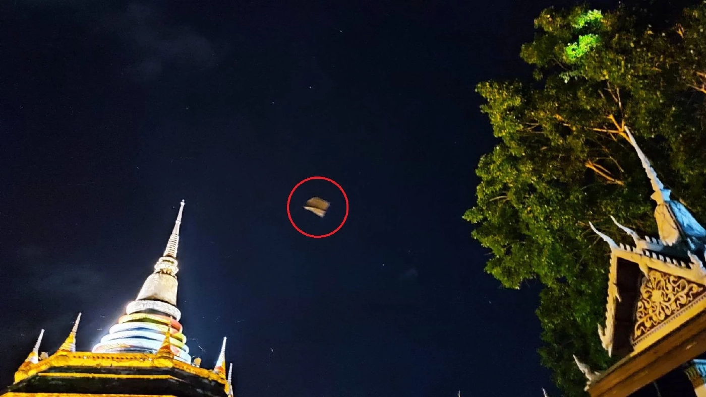 ตื่นตา ค้างคาวแม่ไก่ บินว่อน พระเจดีย์หลวง วัดราชบูรณะพิษณุโลก