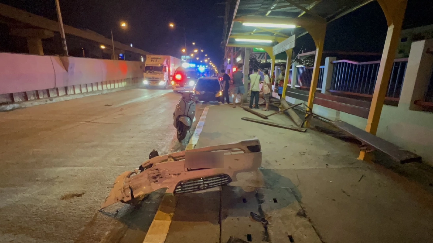 เปิดคลิป รถบรรทุกมักง่ายไม่คลุมกระบะ ดินตกเรี่ยราด รถเหยียบเสียหลักชนยับ