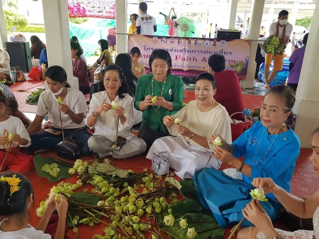 ชาวพิษณุโลกร่วมใจพับดอกบัว 10,999 ดอก เตรียมถวายพระพุทธชินราช ครบ 666 ปี