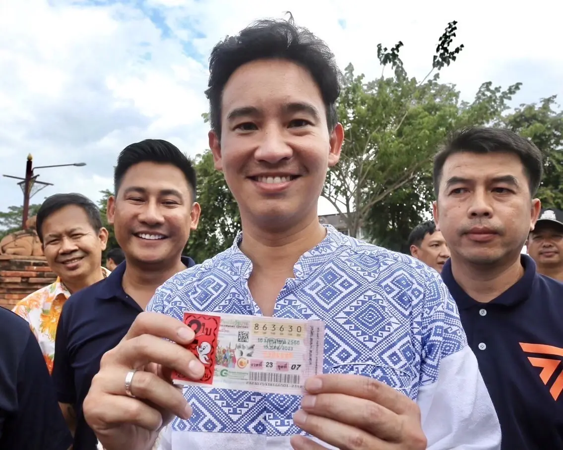 "พิธา" พาเฮ! ทั้งปท.หลังช่วยแม่ค้าซื้อลอตเตอรี่ โชว์ออกสื่อ ถูกเลขท้าย 2 ตัว
