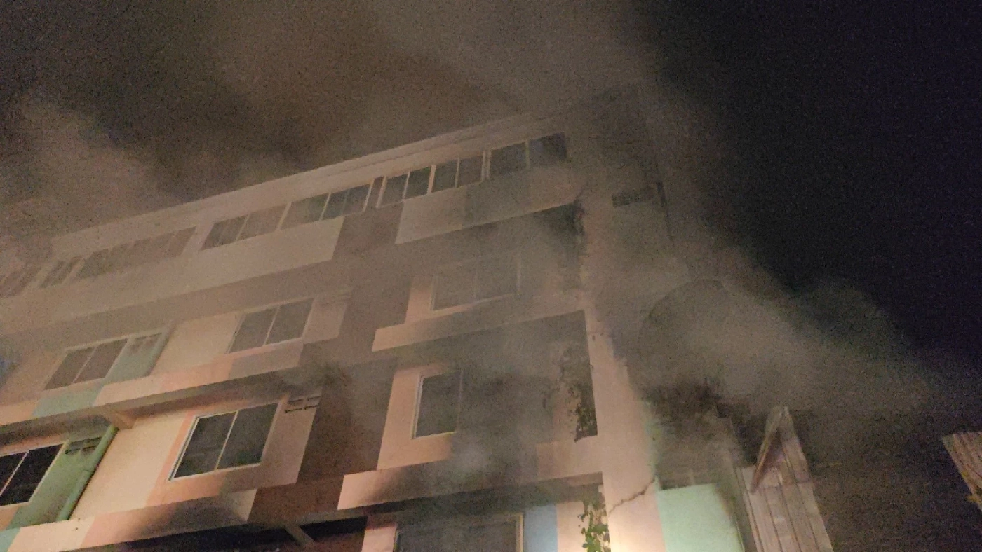 ไฟไหม้ร้านอุปกรณ์ไฟฟ้าเมืองตรัง มาราธอน 6 ชม. เฝ้าระวังต่อ หวั่นไฟลุกซ้ำ