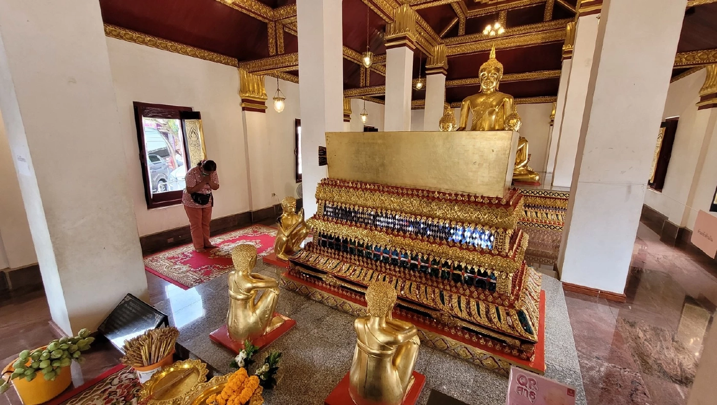 พุทธศาสนิกชน เข้ากราบสักการะพระพุทธเจ้าเข้านิพพาน เนื่องในวันอัฏฐมีบูชา