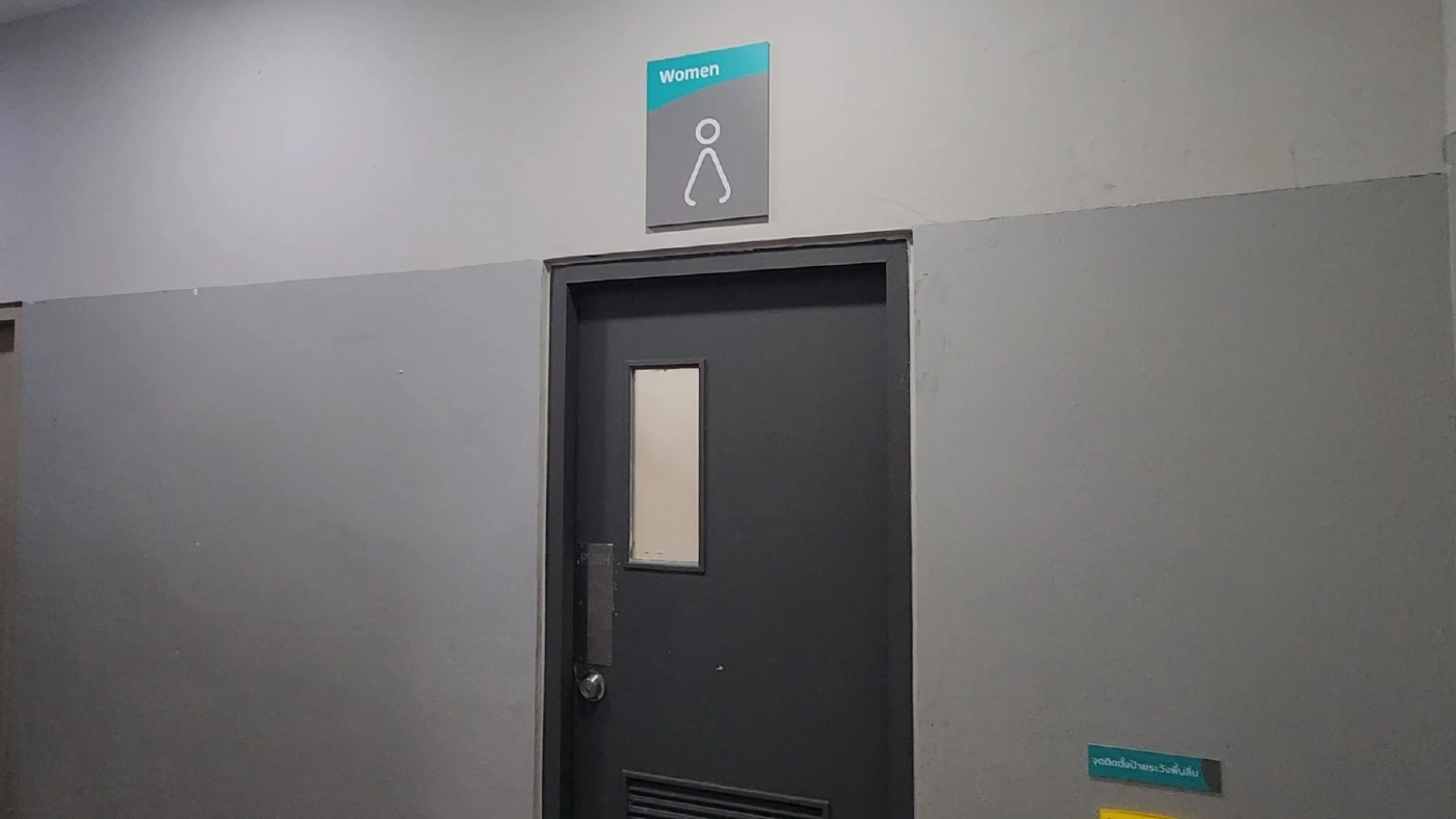 สาวกรี๊ดลั่น! โดนแอบถ่ายในห้องน้ำห้าง หนุ่มอ้างปวดหนัก ไม่ทันสังเกตป้าย