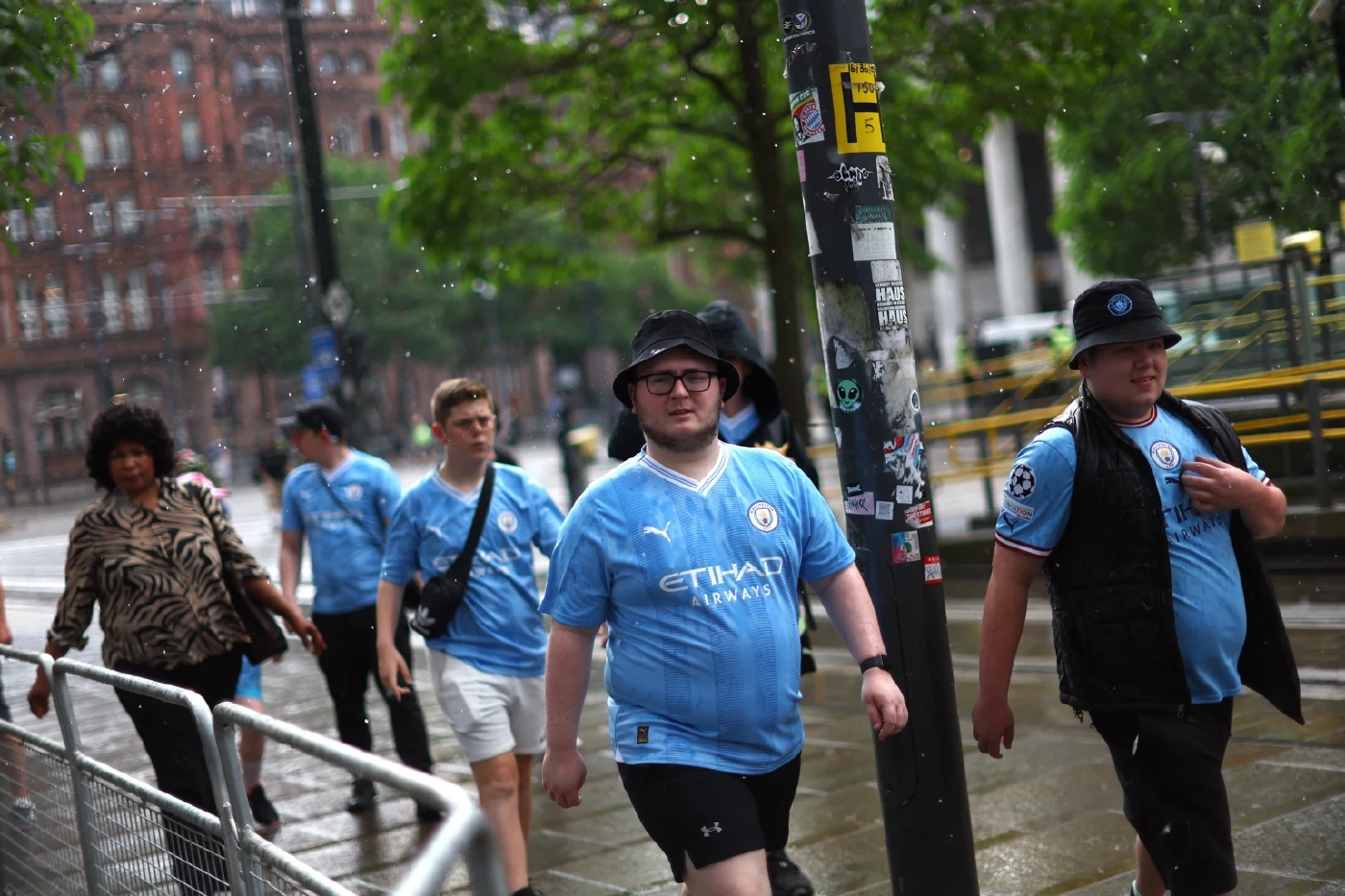 ประมวลภาพแฟนบอลเรือนแสนแห่ต้อนรับ "แมนซิตี้" พาเหรดฉลองทริปเปิลแชมป์