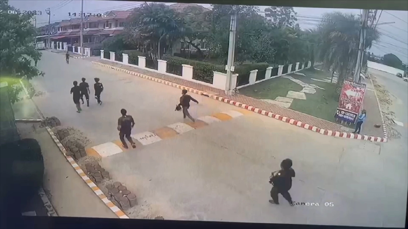 พนง.ส่งของหัวร้อน ยกพวกตีลูกค้าในหมู่บ้าน หลังถูกตำหนิกดกริ่งรัว (มีคลิป)