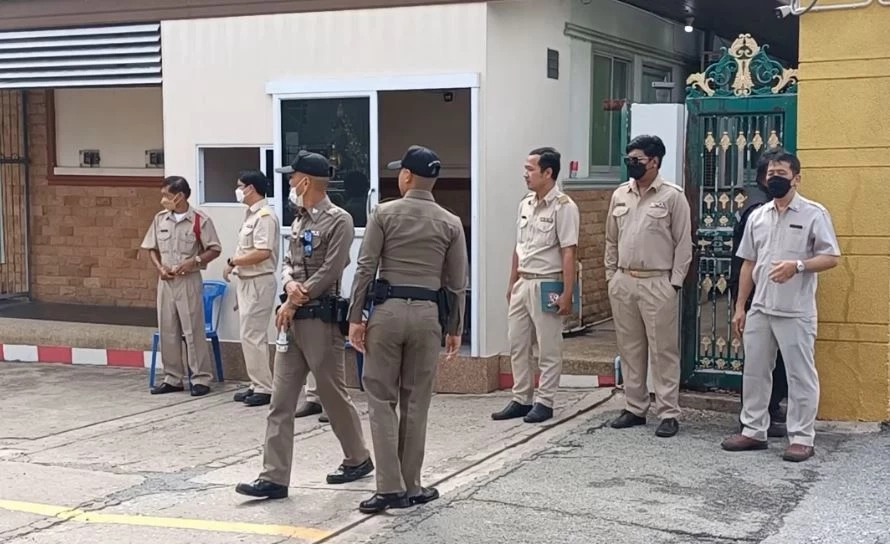 ตร.แปดริ้ว ตรึงกำลังเข้ม 2 วิทยาลัย จัดพิธีไหว้ครู ฝากเตือนใครห้าว เจอรวบแน่