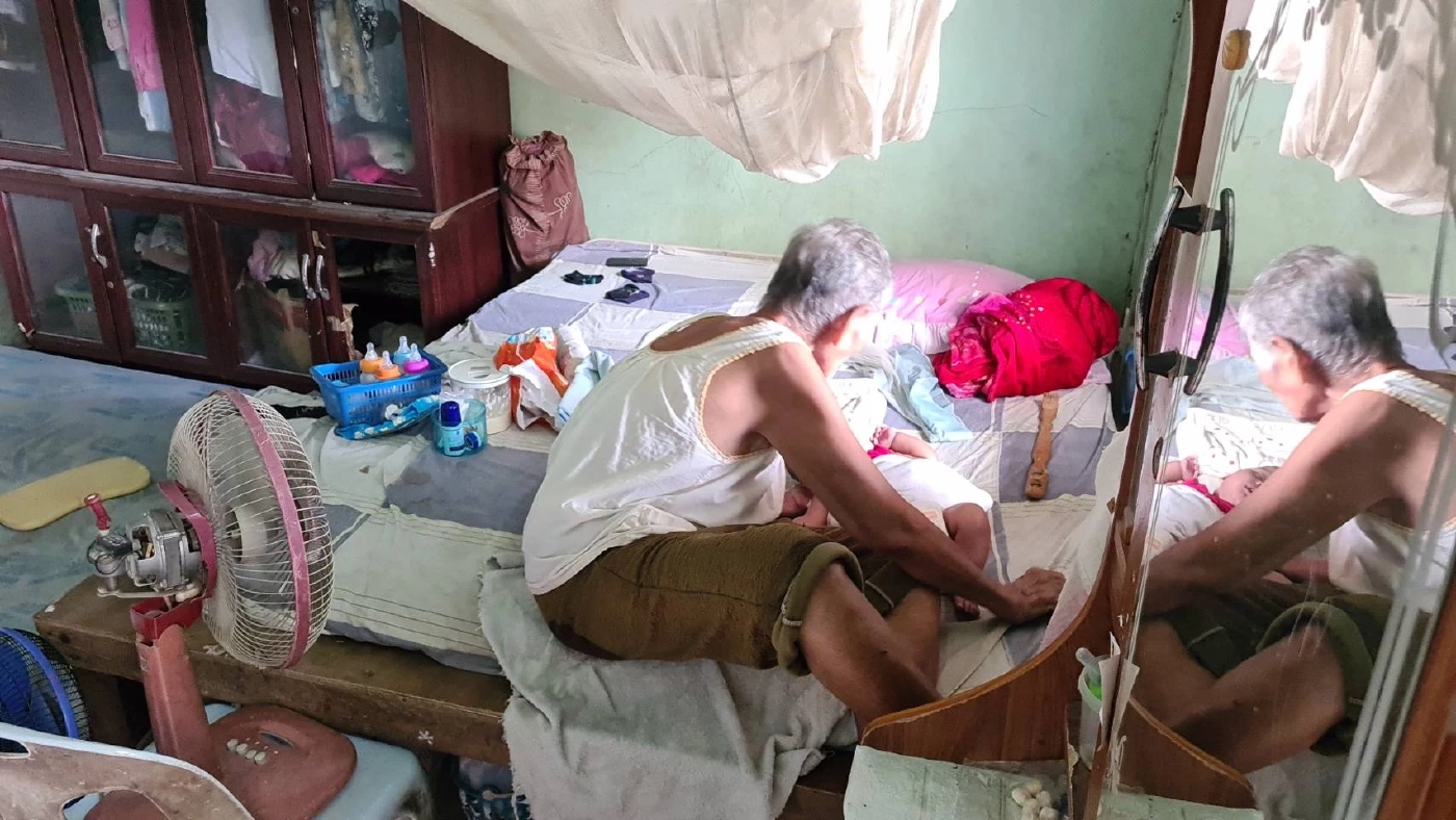 ชาวเน็ตตามหาด่วน ผัวเมียแสบ ทิ้งลูกน้อยให้ยายชราดูแล แถมก่อหนี้ไว้เพียบ