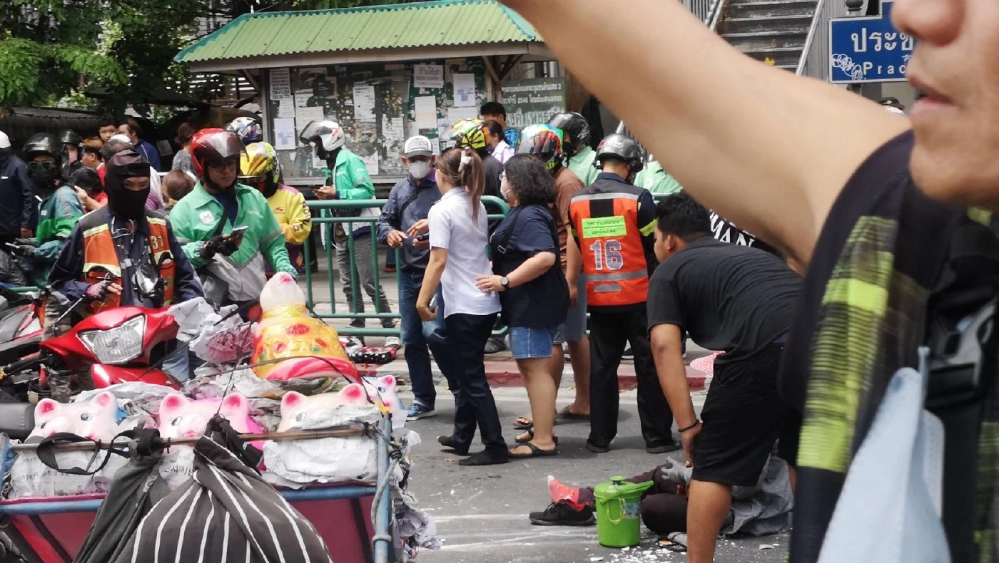 ระทึก รถเมล์เลี้ยวไม่พ้นพุ่งชนเสาไฟฟ้า กวาด จยย.-กระบะ พบคนเจ็บเพียบ