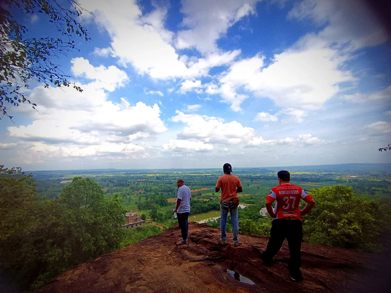 ชวนนมัสการ เที่ยวชมพระพุทธรูปแกะสลักบนผาแดง ช่วงหยุดยาววันวิสาขบูชา