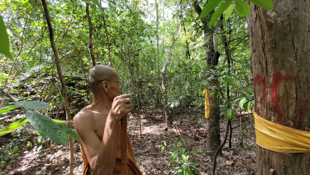  พระครูหลวงปู่สุข สุขิโต เจ้าอาวาสวัดป่าดงนางย่อง