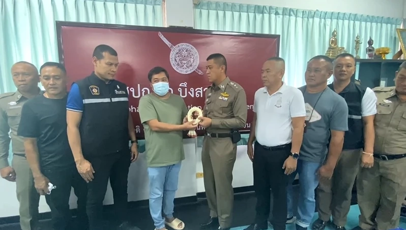 สูตรเดิม! สจ.เบิร์ด นำ "กระเช้า - พวงมาลัย" ขอขมา ตร. หลังก่อเหตุยิงปืนใส่ป้อม