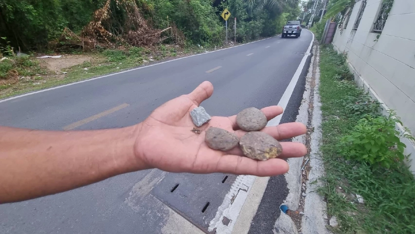 ตัวอันตราย ลุงสติไม่ดี ปาหิน - ยิงรถ คนผ่านบ้าน ผู้เสียหายเพียบ