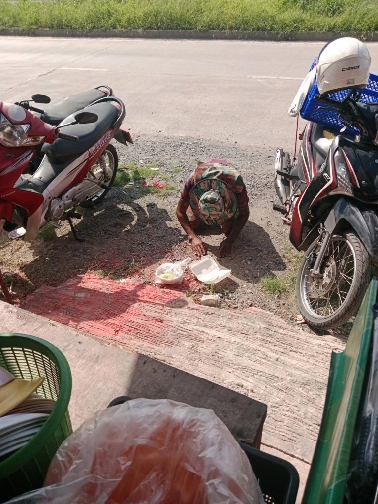 เจ้าของร้านมันไก่เปิดใจ หลังให้ข้าวลุงกินฟรี ซึ้งน้ำใจก้มกราบที่พื้น