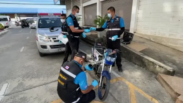 รวบคาเตียงรพ. "แฝดอ่างทอง"ดวลปืน ยิงคู่อริดับในร้านเหล้า พบก่อคดีโชกโชน