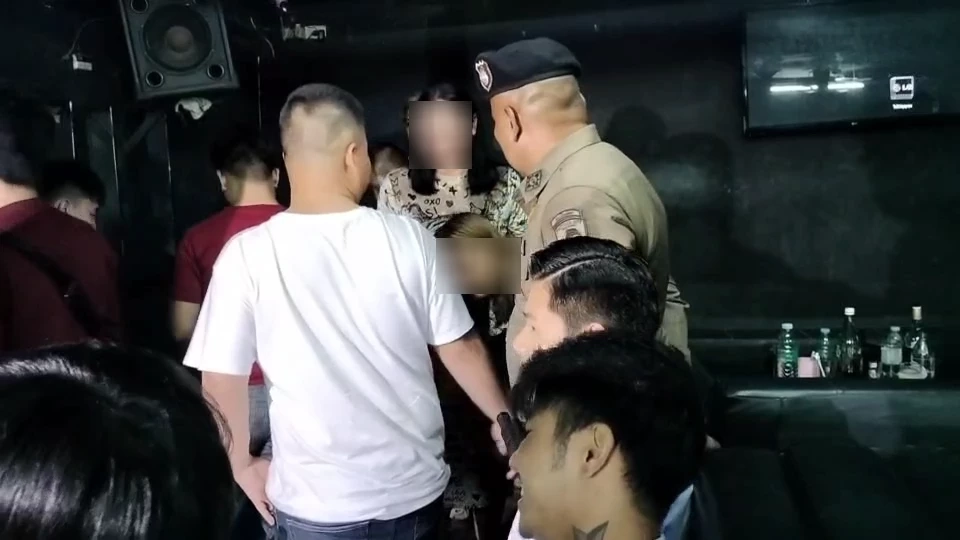 บุกจับคาราโอเกะกลางเมืองพัทยา เปิดเกินเวลา พบเมียนมาเป็นสาวนั่งดริ้ง