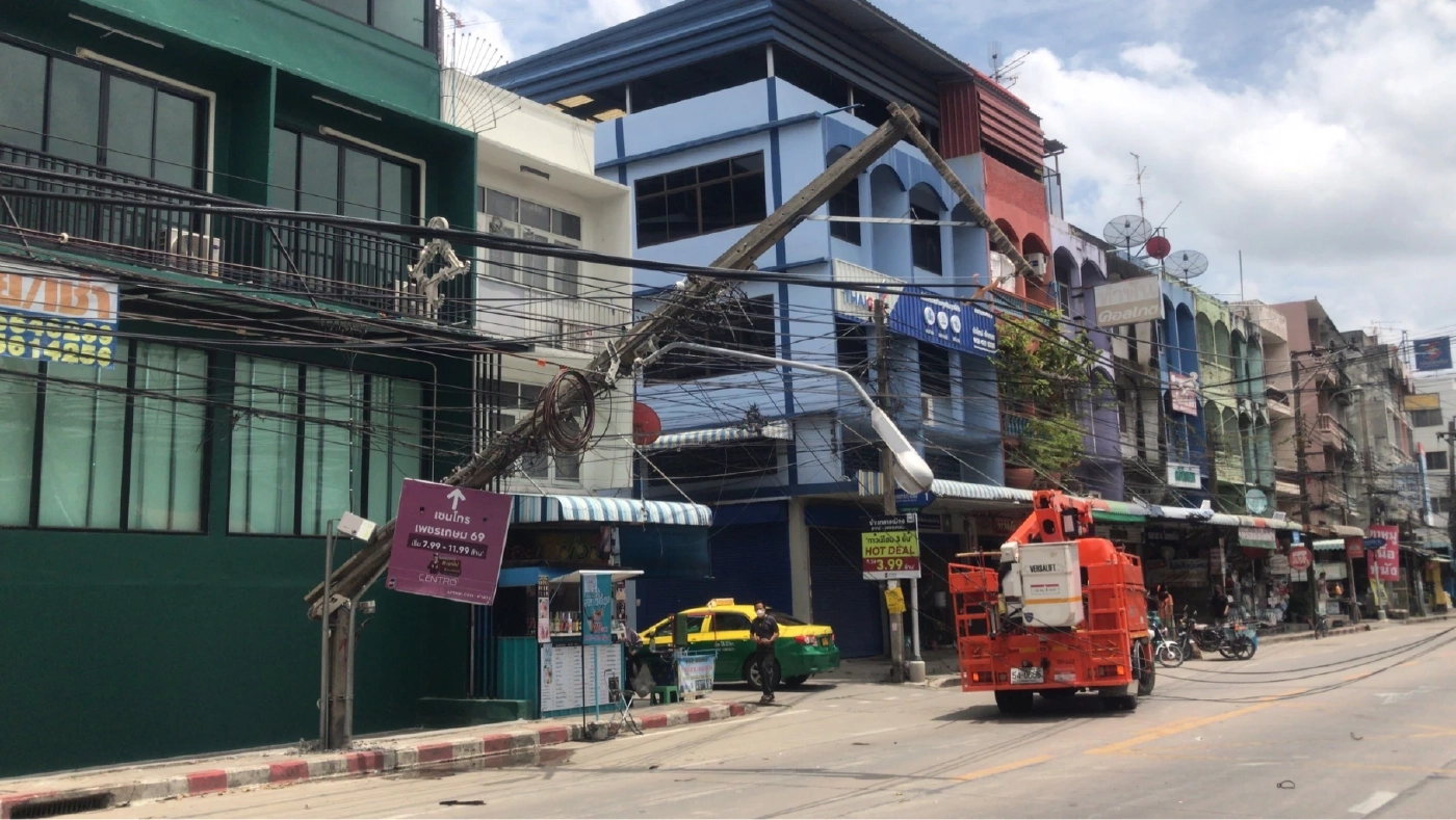 รถเทรลเลอร์บรรทุกเครื่องโม่ปูน เกี่ยวสายไฟฟ้าล้ม หวิดทับจราจรในป้อมดับ