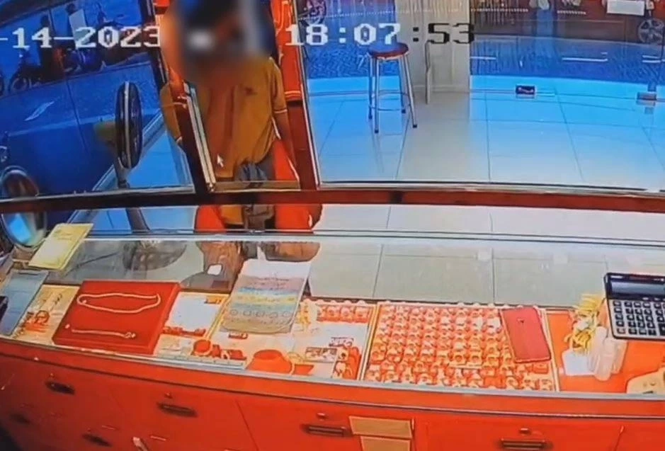 โจรบุกเดี่ยว ทำทีเป็นลูกค้า ก่อนฉกสร้อยร้านทองหนัก 6 บาท เผ่นหนี