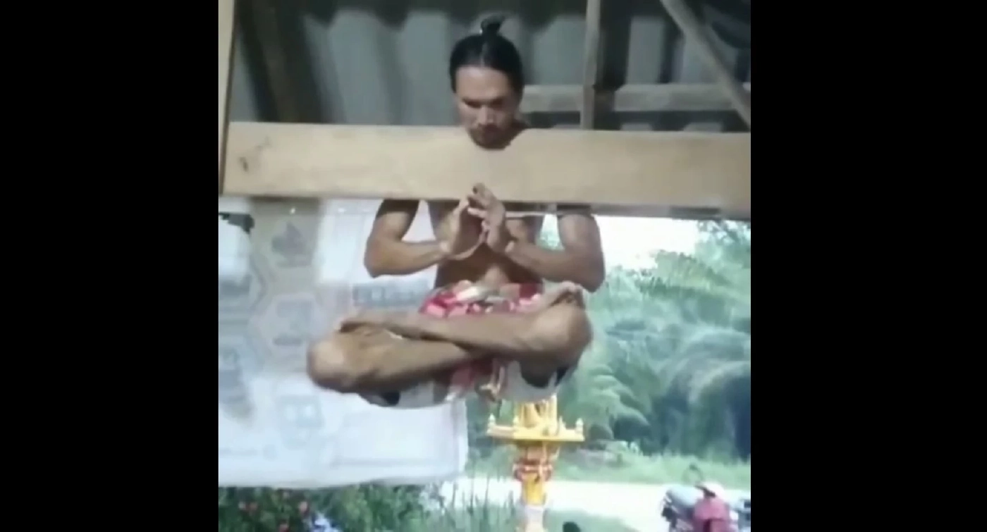 สุดทึ่ง! หนุ่มโชว์พลังคอแข็ง ห้อยกับคานไม้ แถมถือถังทรายหนัก 20 กก.