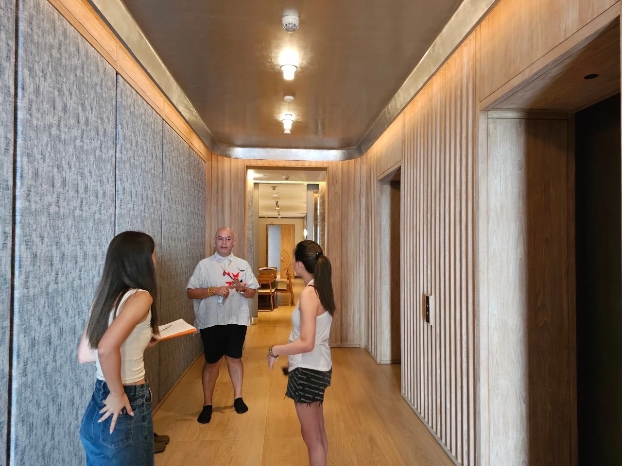 ซินแสเป็นหนึ่ง ยกนิ้ว ฮวงจุ้ยคอนโด สาวแซ่บคนนี้สุดปัง 