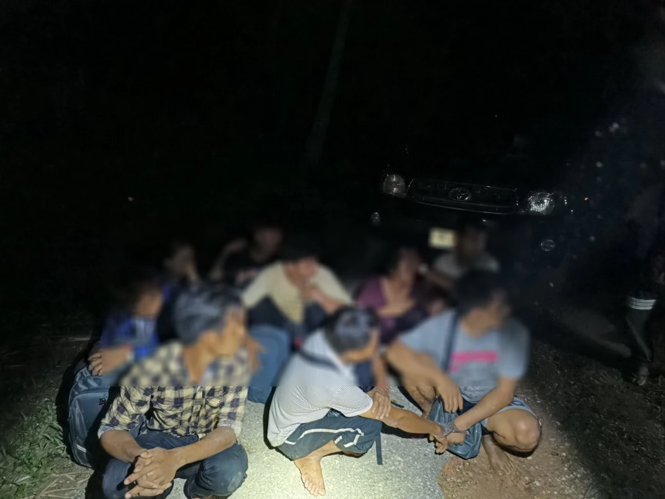 แก๊งขนต่างด้าวเหิม ซิ่งชนตำรวจเจ็บ ก่อนพลิกคว่ำตกคูน้ำ ดับ 1 จับได้ 10