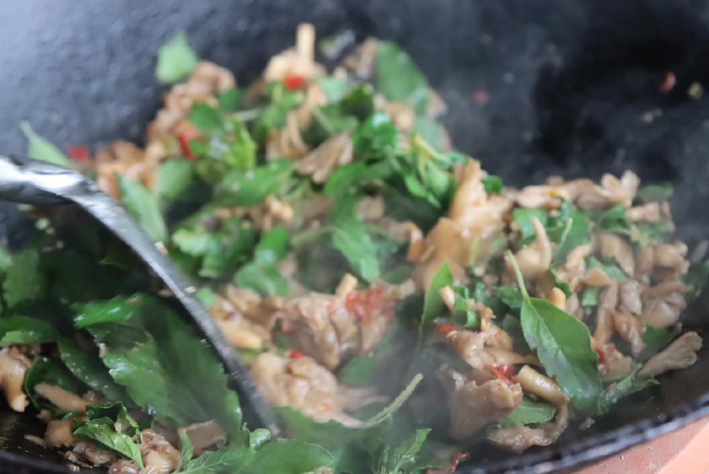 "เห็ดตอยางผัดเผ็ดกะเพรา"