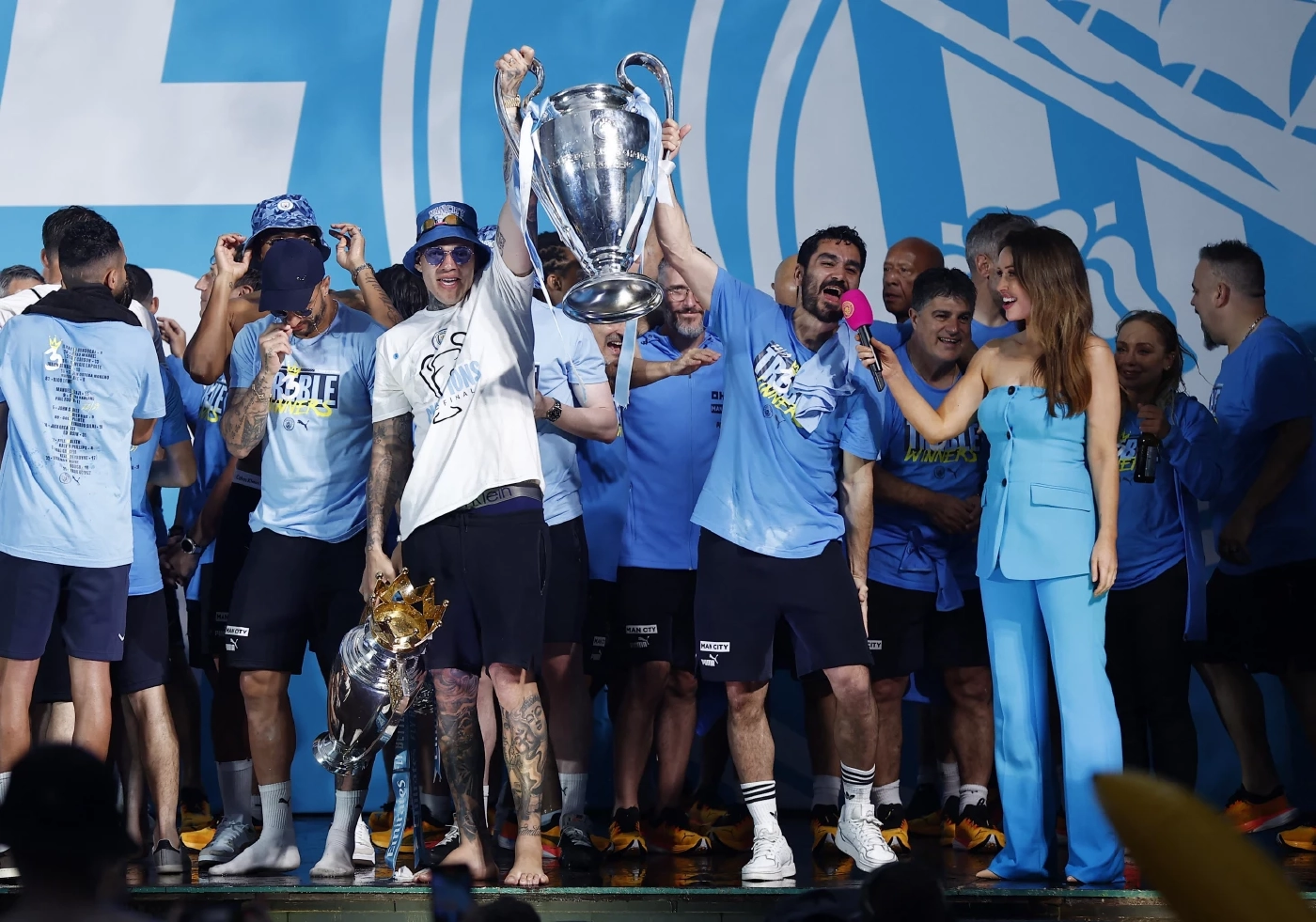 ประมวลภาพแฟนบอลเรือนแสนแห่ต้อนรับ "แมนซิตี้" พาเหรดฉลองทริปเปิลแชมป์