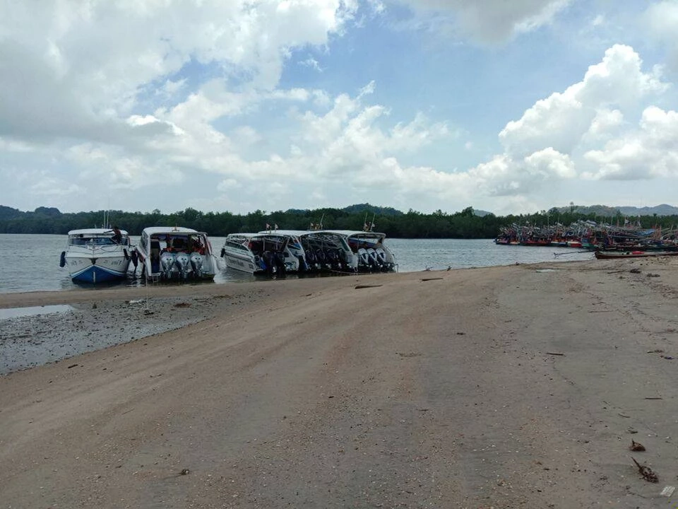 ประมงพาณิชย์ขนาดเล็ก จ.สตูล นำเรือจอดเชิงสัญลักษณ์ ทวง MOU หลังถูกจับกุม