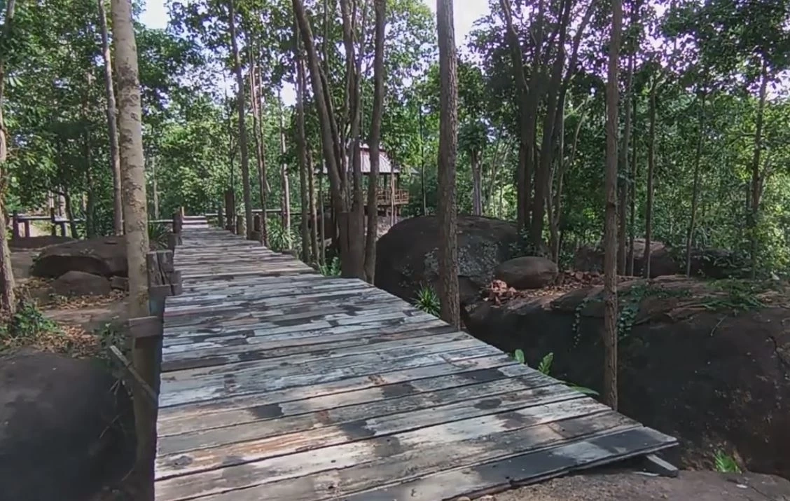 ชวนเที่ยวภูห้วยทราย ครบุรี ชมสะพานเชื่อมหิน แลวิวสุดสวยรับหน้าฝน