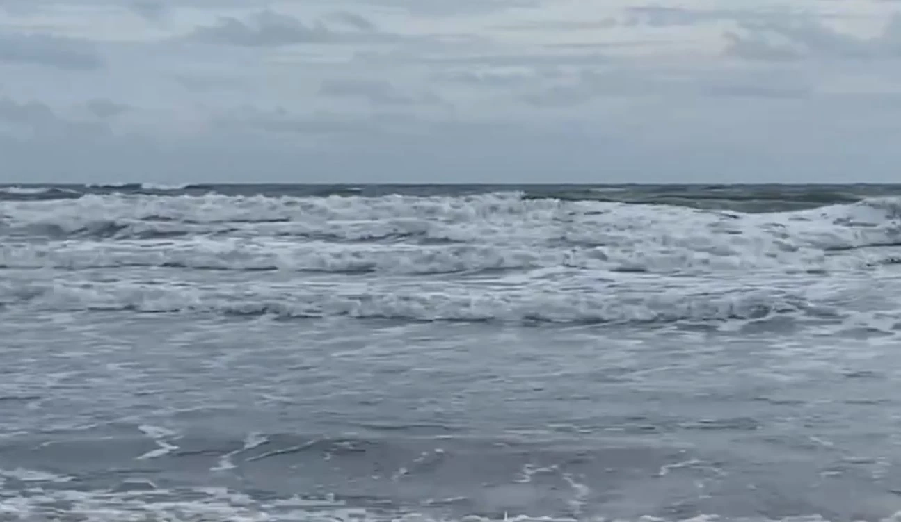 ปักธงแดง ชายหาดเจ้าหลาว ห้าม นทท.ลงเล่นน้ำ หลังคลื่นลมแรง