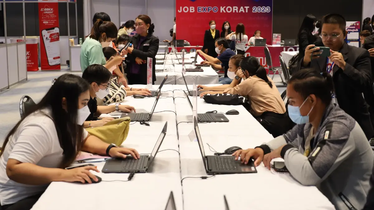 กลิ่นความเจริญ! ชาวโคราชแห่สมัครงานกว่า 1 หมื่นอัตรา หวังได้ค่าแรง 450 จริง