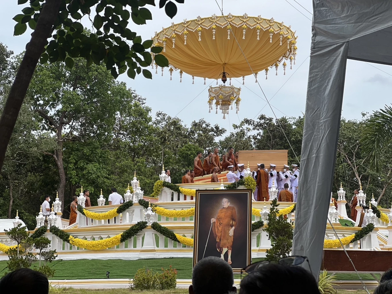 ลูกศิษย์และญาติธรรม เคลื่อนสรีระสังขาร "หลวงปู่แสง" สู่เมรุชั่วคราว