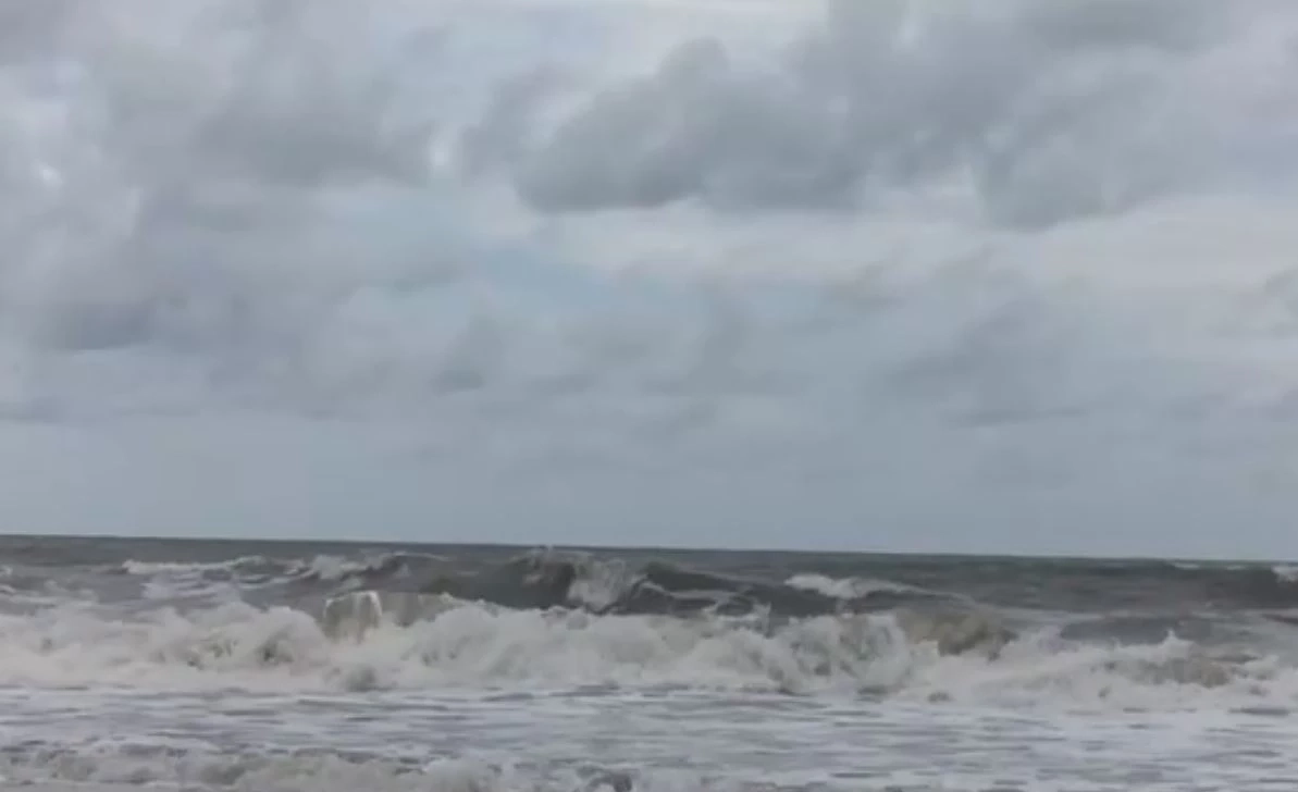 ปักธงแดง! ห้ามลงเล่นน้ำทะเลตรัง หลังคลื่นลมแรงพัดกระหน่ำ