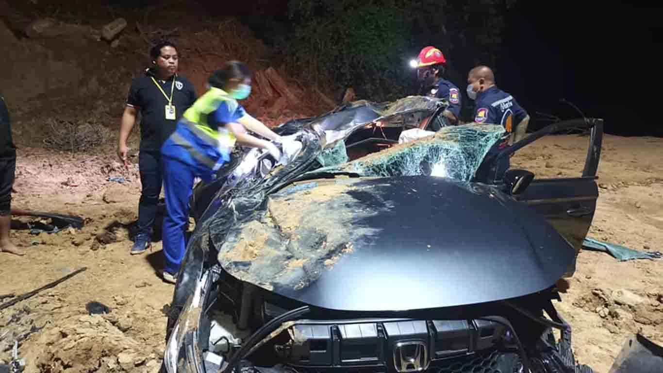 เก๋งพุ่งเหินตกสะพานสูงนับสิบเมตร รถพังยับ คนขับดับคาซากรถ คาดเมา-หลับใน