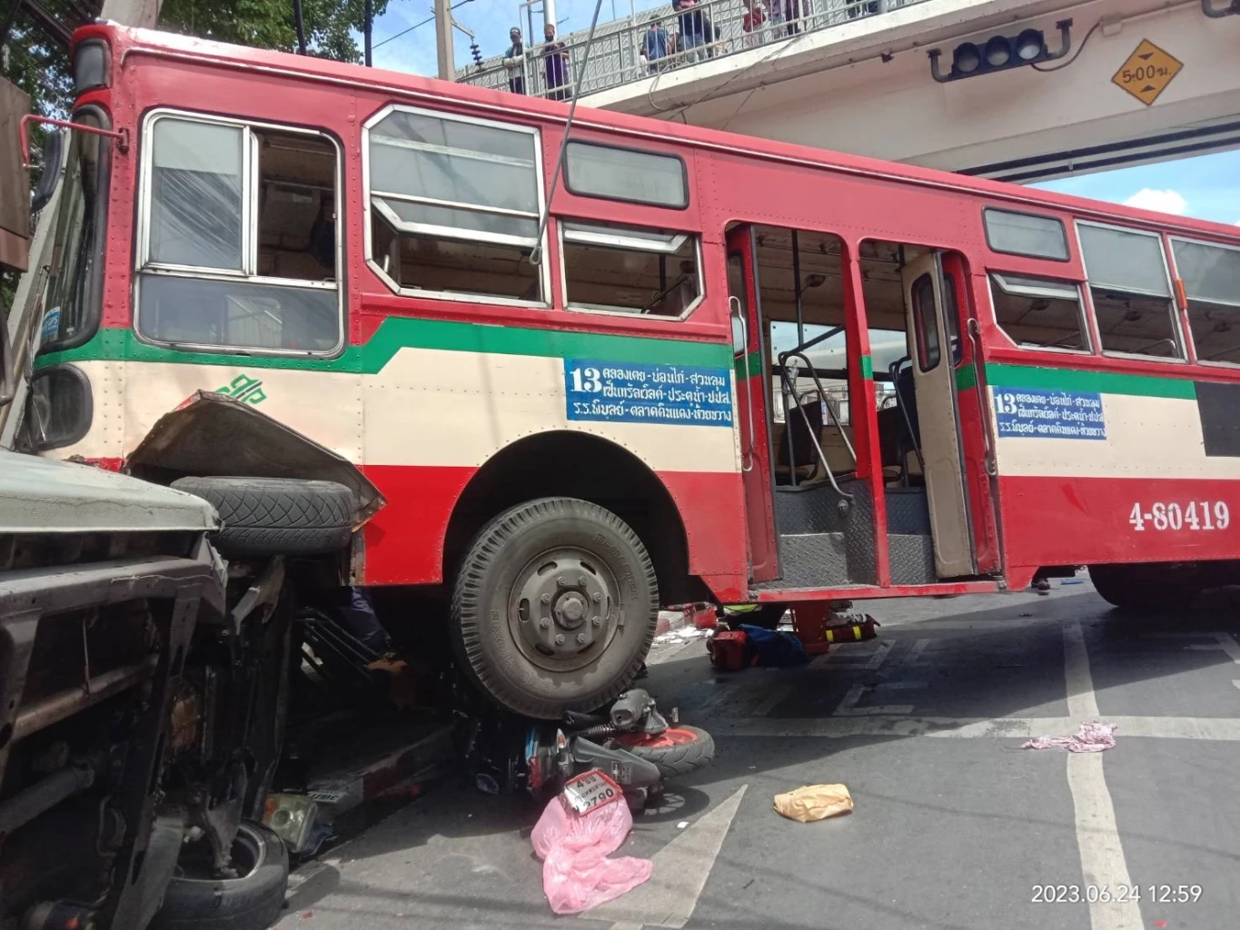 ระทึก รถเมล์เลี้ยวไม่พ้นพุ่งชนเสาไฟฟ้า กวาด จยย.-กระบะ พบคนเจ็บเพียบ