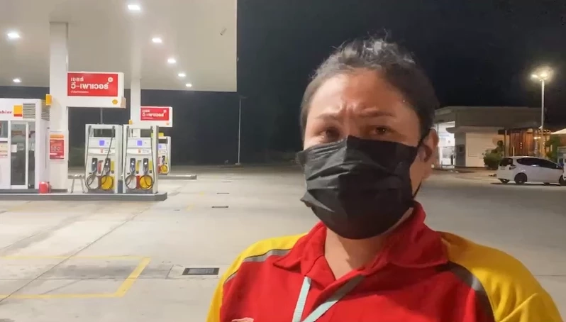 น.ส.ผณีดา โสภา อายุ 43 ปี (สวมแมสสีดำ) แคชเชียร์ของปั๊ม