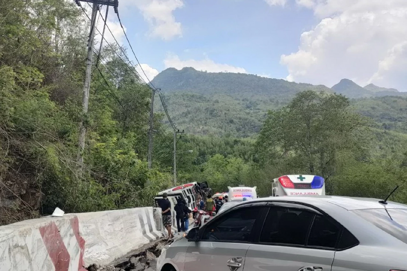 รถทัวร์นำเที่ยวจากอ่างทอง หลุดโค้งเขาตับเต่า ดับ 2 เจ็บระนาว 30 คน