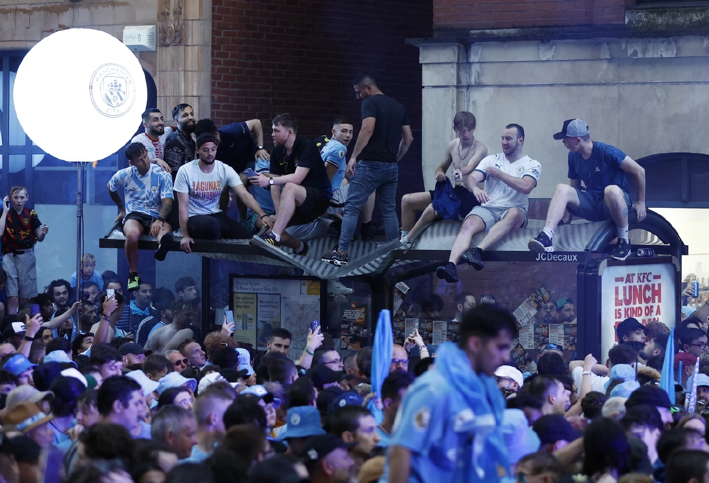 ประมวลภาพแฟนบอลเรือนแสนแห่ต้อนรับ "แมนซิตี้" พาเหรดฉลองทริปเปิลแชมป์