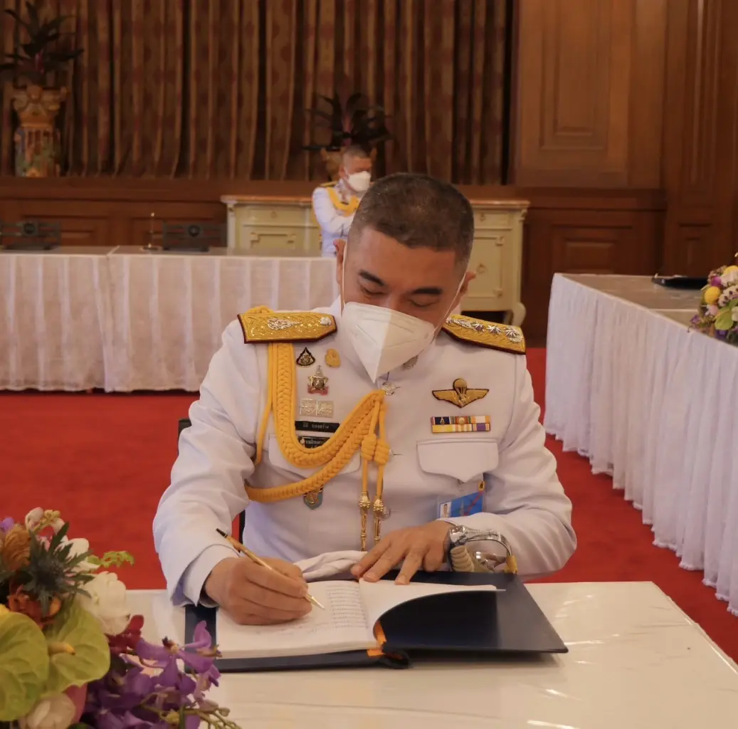 "ผบช.น.-รอง ผบช.น." ลงนามถวายพระพร "พระราชินี"