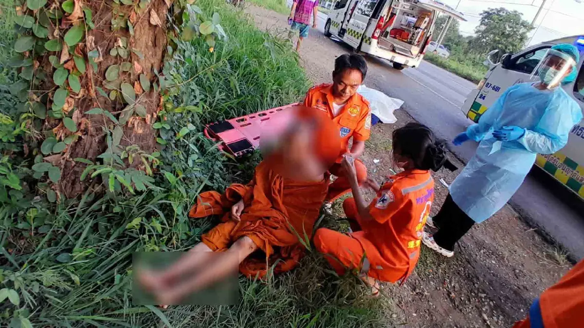 หนุ่มขับรถบรรทุกหลับใน พุ่งชนพระเดินบิณฑบาต มรณภาพ 1 สาหัส 2