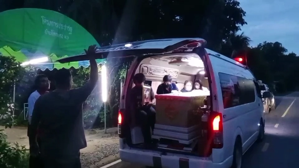 ร่าง"น้องนิว" กลับถึงบ้านร้อยเอ็ด ญาติร่ำไห้ทำใจไม่ได้ จากไปเหตุศัลยกรรม