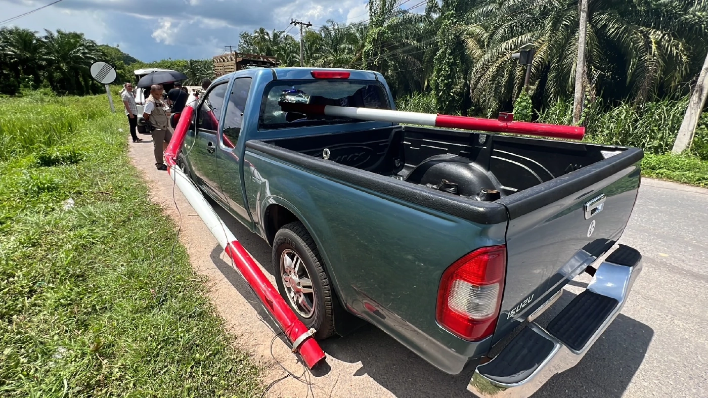 ไม้กั้นจุดตัดรถไฟสุดอันตราย ร่วงทับรถพังทีเดียว 2 คัน แถมยังเกิดเหตุซ้ำซาก