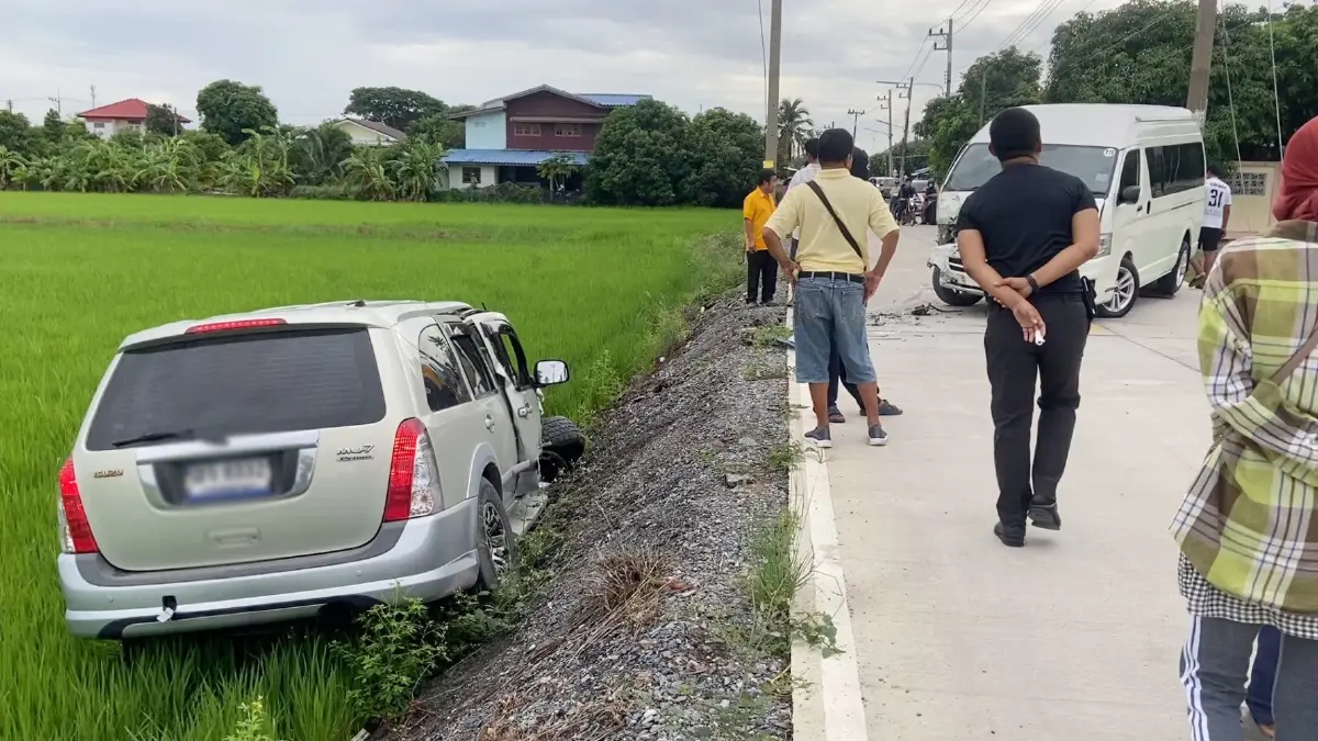 สุดระทึก! รถตู้รับส่งนักเรียน ประสานงากระบะตกทุ่งนา เจ็บ 7 ราย