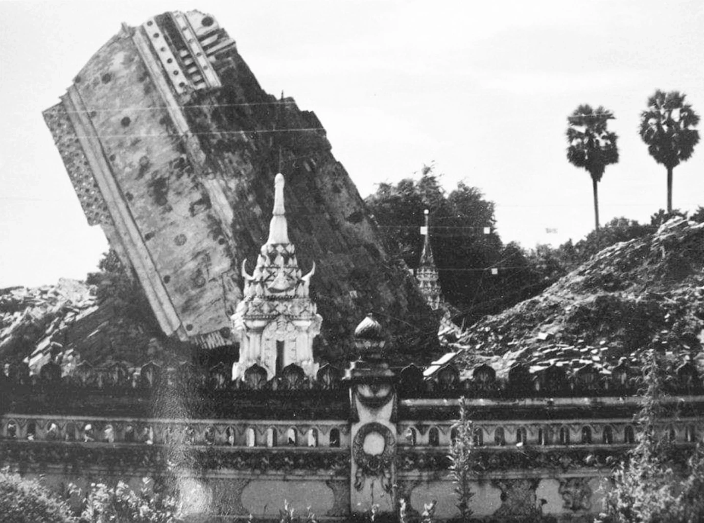 ชาวไทย-สปป.ลาว แห่ไหว้ "อุรังคธาตุ" วัดพระธาตุพนม เนื่องในวันวิสาขบูชา